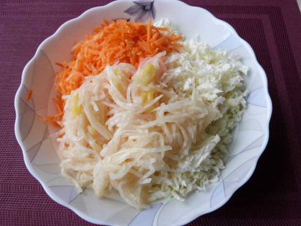 Kapusta pekińska z selerem i marchewką