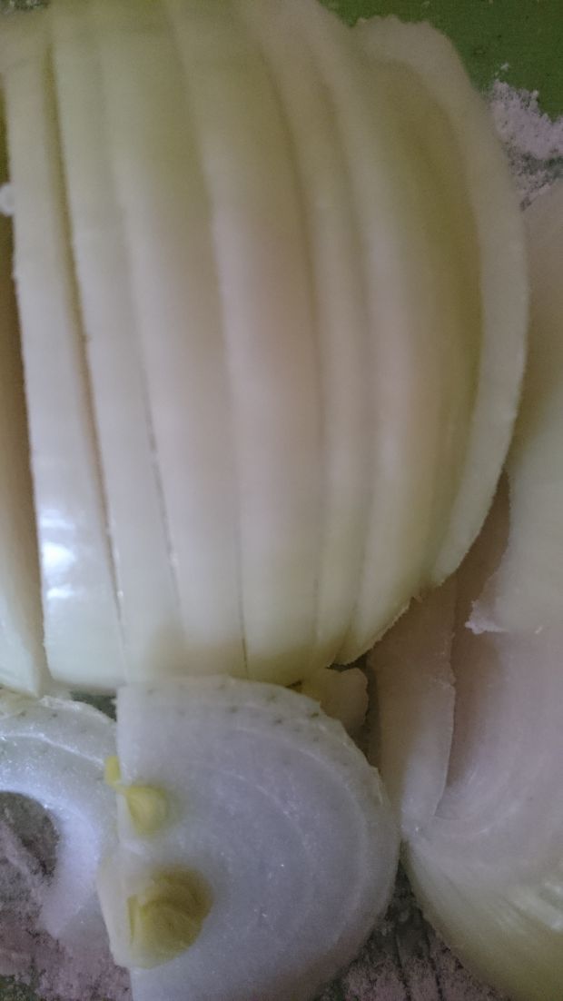 Karkówka duszona z cebulą z serem korycińskim 