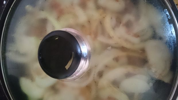 Karkówka duszona z cebulą z serem korycińskim 