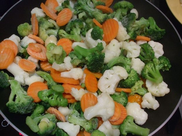Karkówka z warzywami na makaronie