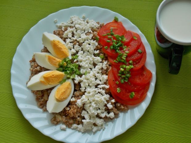 Kasza gryczana z pomidorem, twarogiem i jajkiem