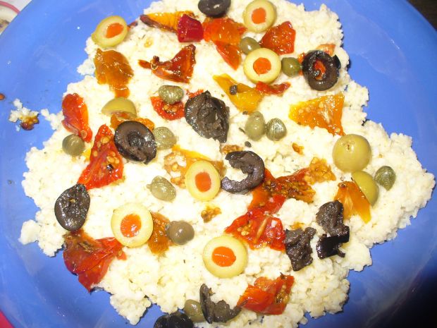Kasza jaglana z oliwkami i pomidorkami suszonymi
