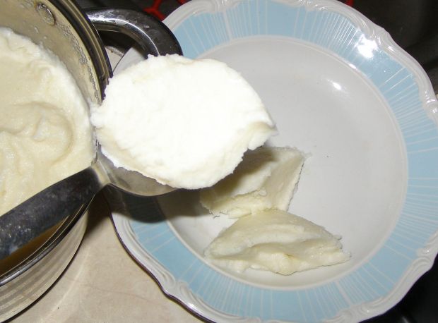 Kasza manna waniliowa z masłem i owocami