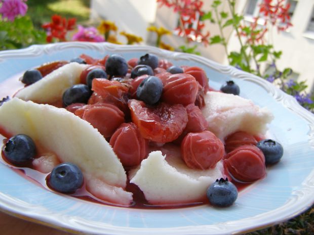 Kasza manna waniliowa z masłem i owocami