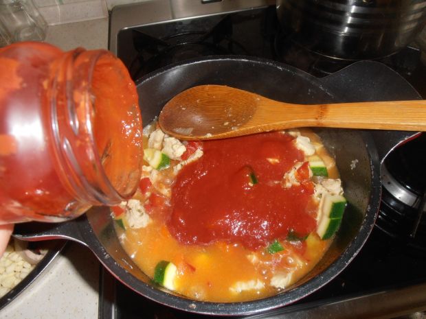 Kasza  ze schabem duszonym w sosie pomidorowym