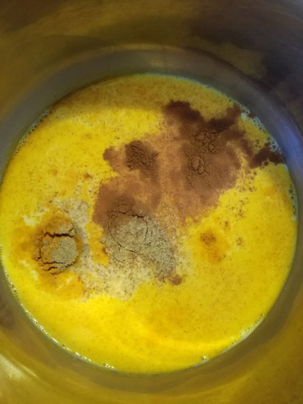 Kawa ze „złotym” mlekiem z kurkumą i cynamonem