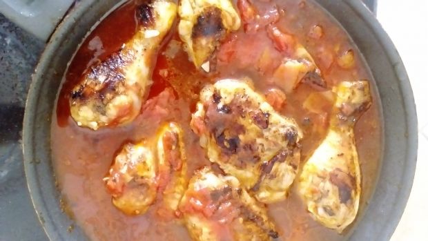 Kawałki kurczaka w sosie pomidorowo-paprykowym