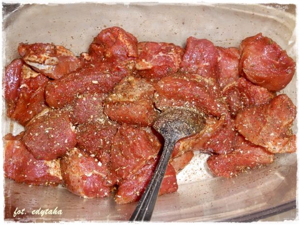 Kawałki wieprzowiny w pomidorowym sosie