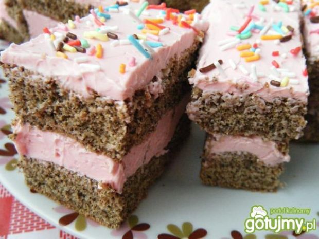 Kawowe ciasto z różową masą