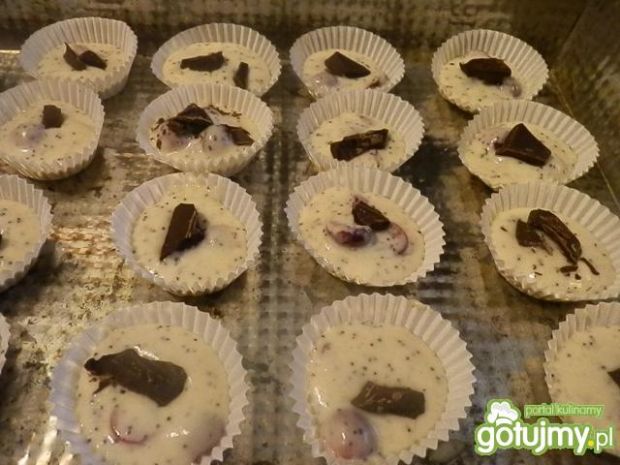 Kefirowe muffinki z czereśniami i makiem