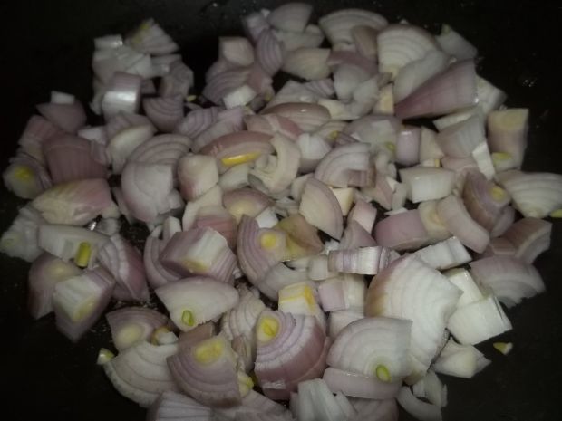Kiełbasa smażona z cebulą i papryka