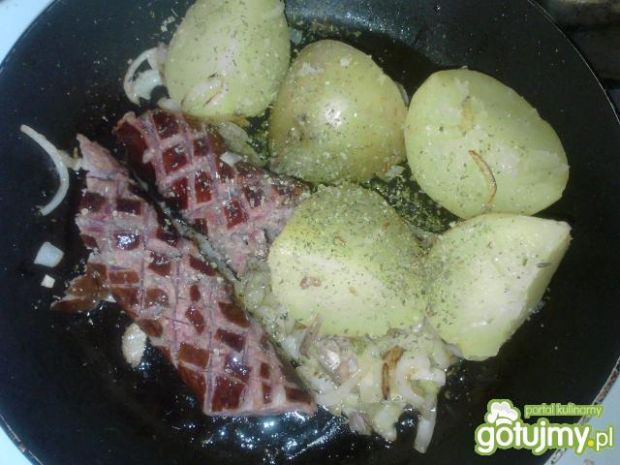 Kiełbasa smażona z cebulą i ziemniakami