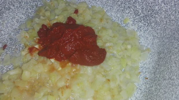 Kiełbasa w sosie pomidorowym