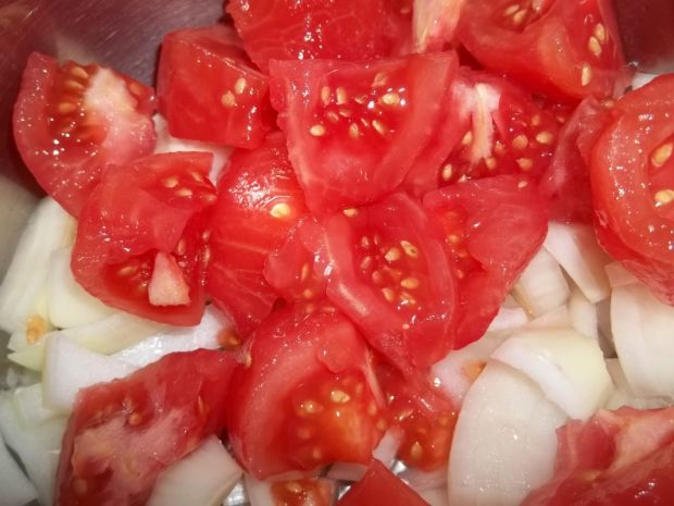 Kiełbasa z cebulą w pomidorach