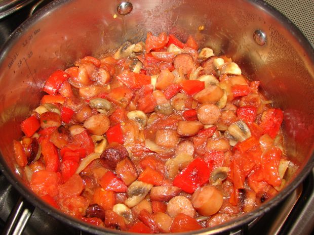 Kiełbaska smażona z pomidorkami