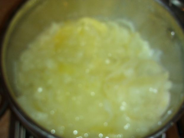 Kiełbaski grillowane duszone w cebuli