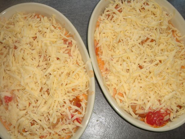 Kiełbaski pieczone z pomidorami pod pierzynką