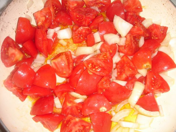 Kiełbaski pieczone z pomidorami pod pierzynką