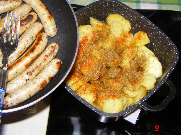 Kiełbaski z ziemniakami na obiad