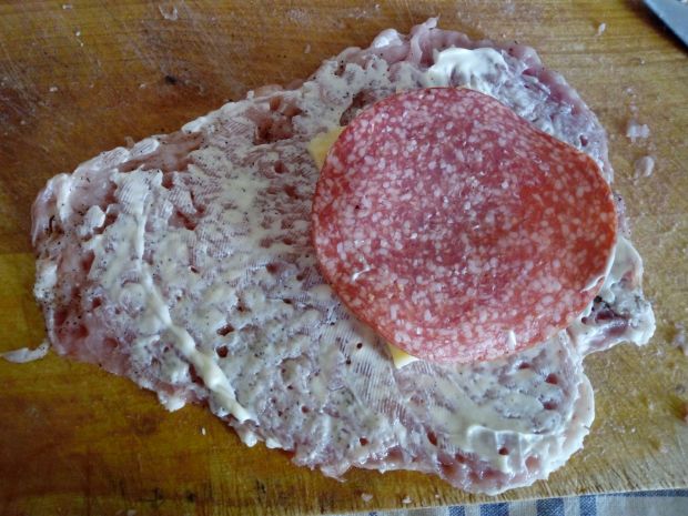 Kieszonka schabowa z serem i salami