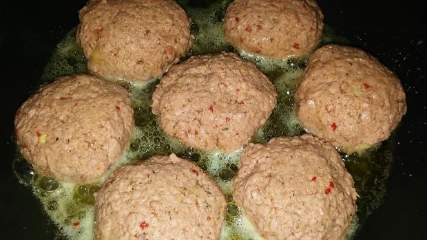 Klopiski z mortadeli w sosie serowym Klopiski z mortadeli w sosie serowym