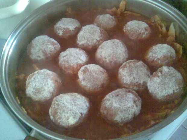 Klopsiki z kapustą włoską w sosie pomidorowym