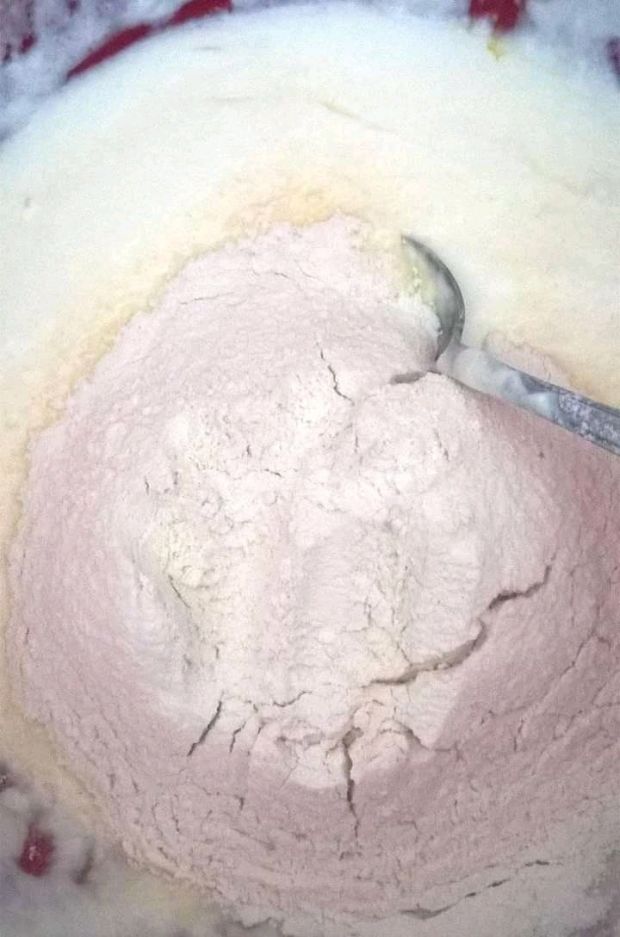 Kluski jogurtowe z domowym sosem truskawkowym