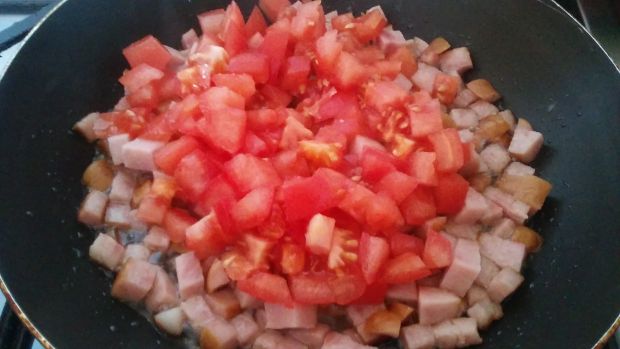 Kluski z sosemserowo - pomidorowym