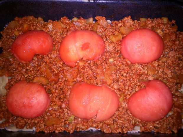 Kokardkowa zapiekanka z mięsem i pomidorami