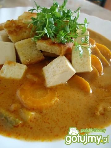 Kokosowa zupa z fasolką, marchwią i tofu
