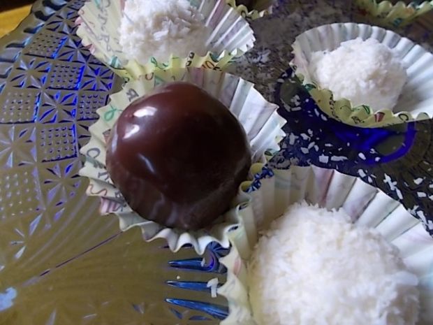 Kokosowe kuleczki w gorzkiej czekoladzie i bez