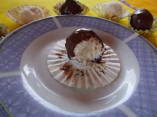 Kokosowe kuleczki w gorzkiej czekoladzie i bez