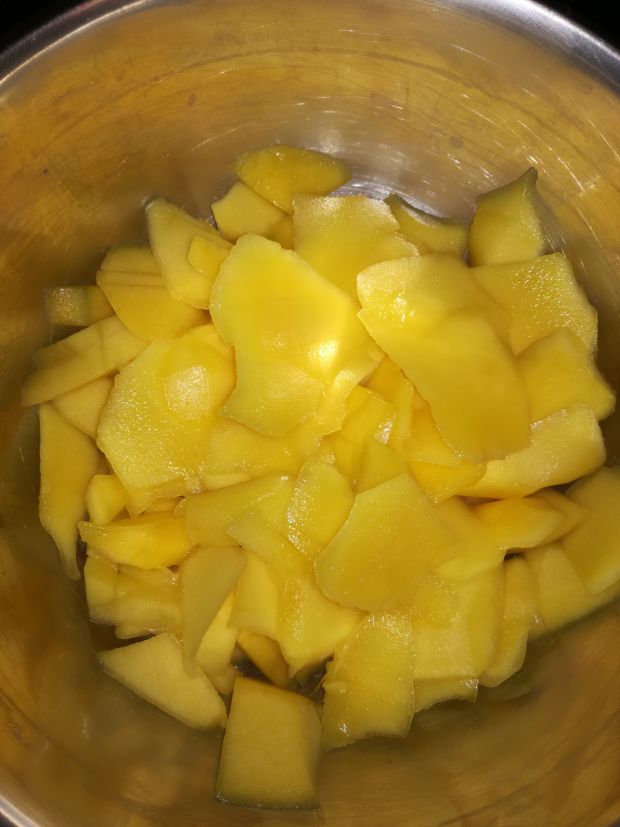 Kokosowy deser z galaretką z mango