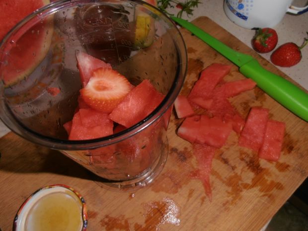 Koktajl arbuzowo-truskawkowy z miodem z mniszka