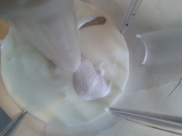 Koktajl jogurtowy z malinami i siemieniem lnianym