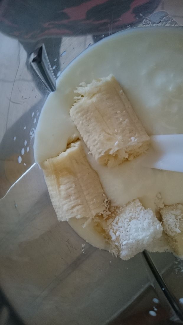 Koktajl kokosowo-bananowy z zsiadłym mlekiem