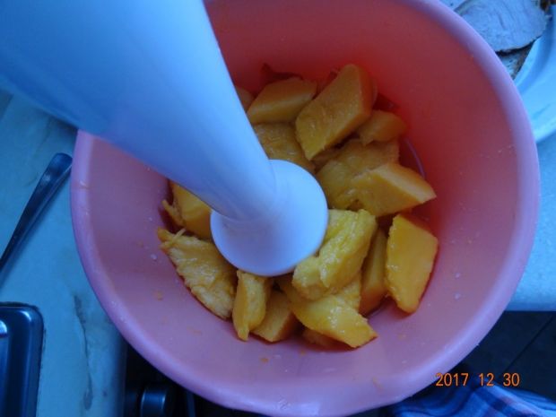 Koktajl w kolorze pomarańczowym z chia