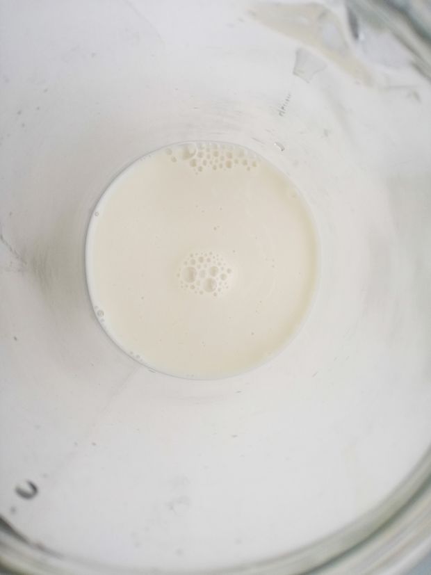 Koktajl z mleka migdałowego z kiwi 