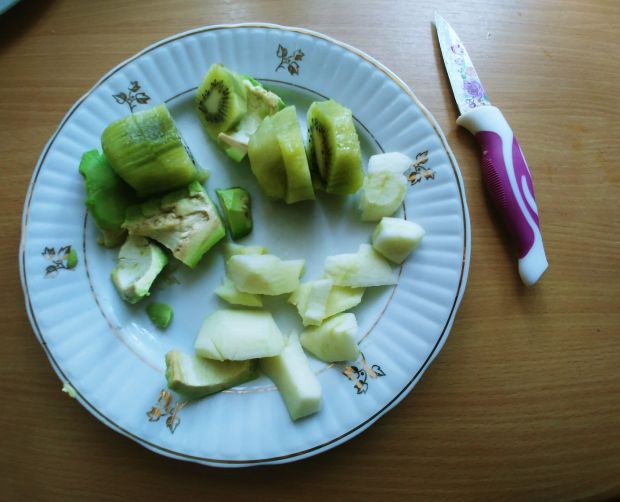 Koktajl ze szpinaku i zielonych owoców
