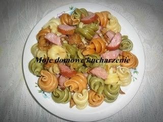 Kolorowe danie z makaronem i grzybami