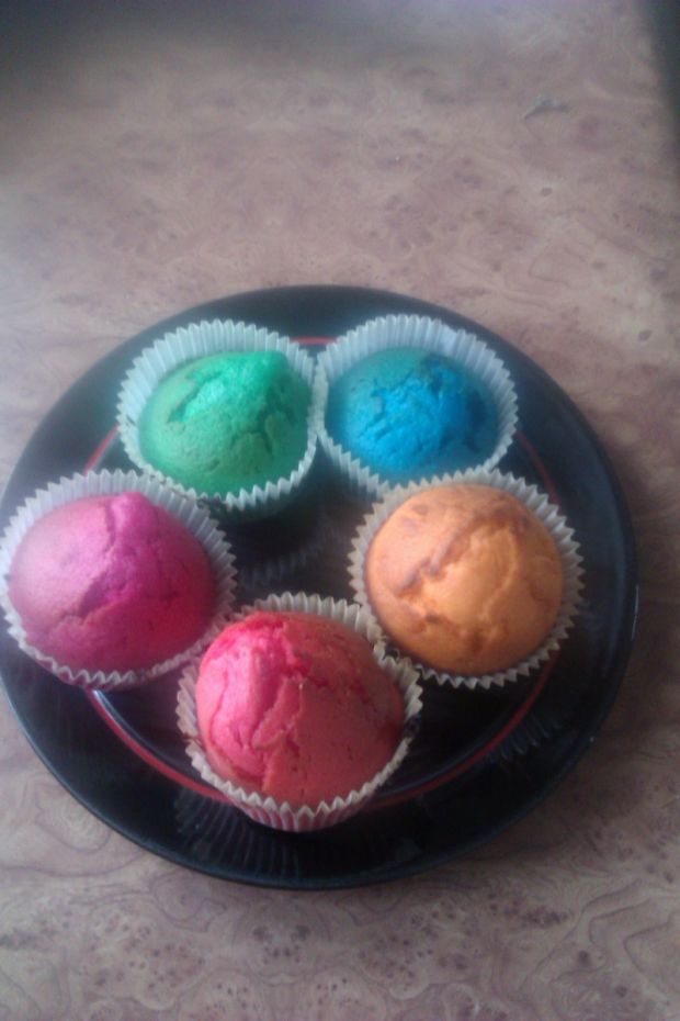 Kolorowe muffinki z czekoladą 