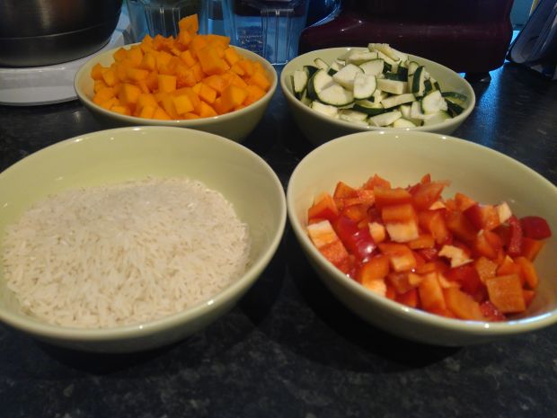 Kolorowe risotto z warzywami i kurczakiem.