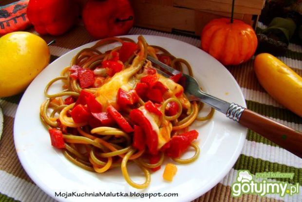 Kolorowe spaghetti z papryką czerwoną 