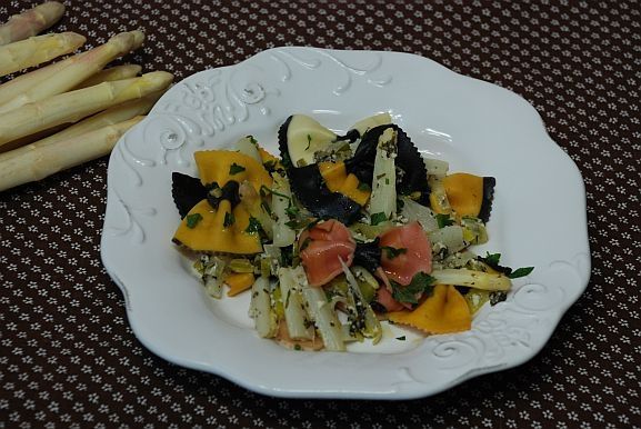 Kolorowy makaron z białymi szparagami