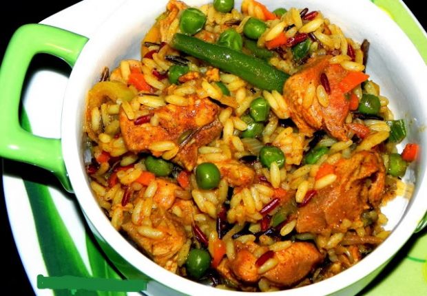 Kolorowy ryż z warzywami i indykiem
