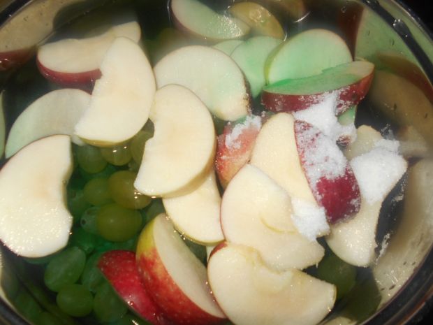 Kompot winogronowy z jabłkami i miętą