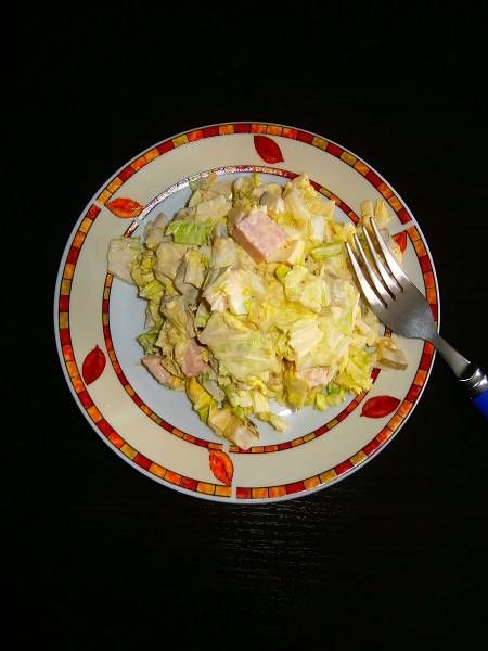 Konserwowa sałatka z jajkiem i pekińską