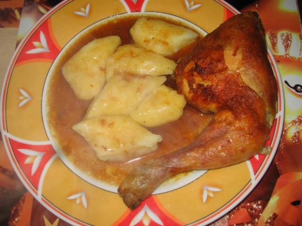 Kopytka z sosem i udkiem z kurczaka