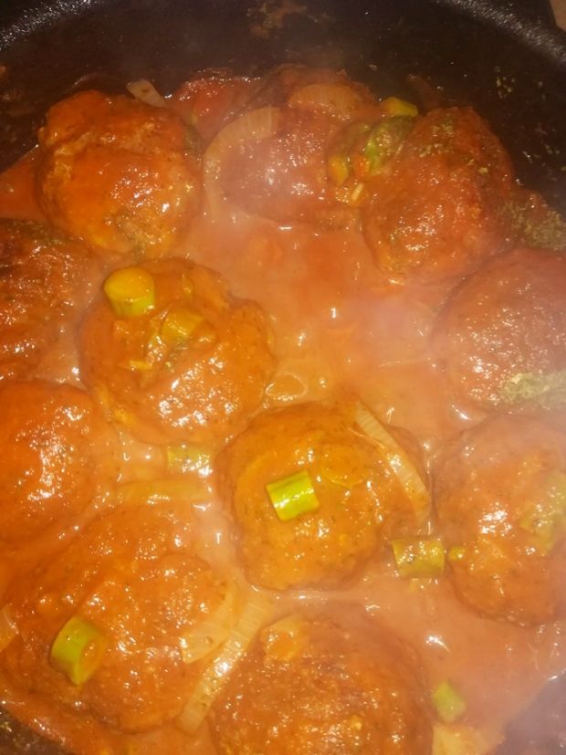 Kotlety mielone w sosie pomidorowo-szparagowym