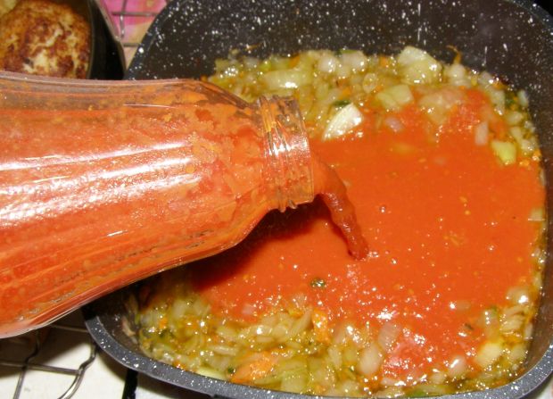 Kotlety rybne z sosem pomidorowo-warzywnym